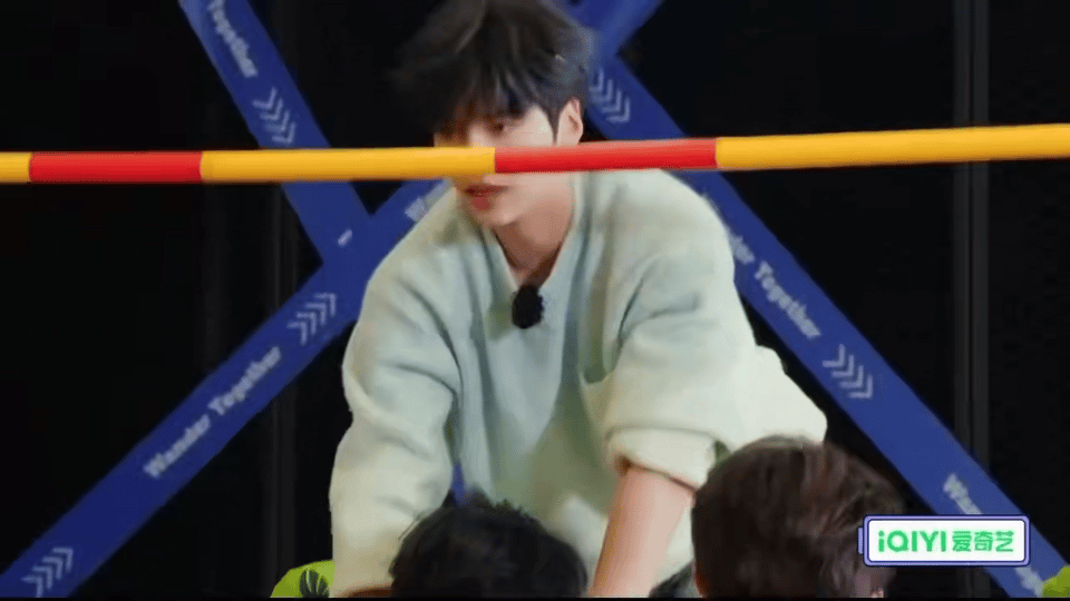 邵子恒被五个男艺人全力托举节目组都没拿下的2m3超高跨栏，邵子恒主动挑战，在五位