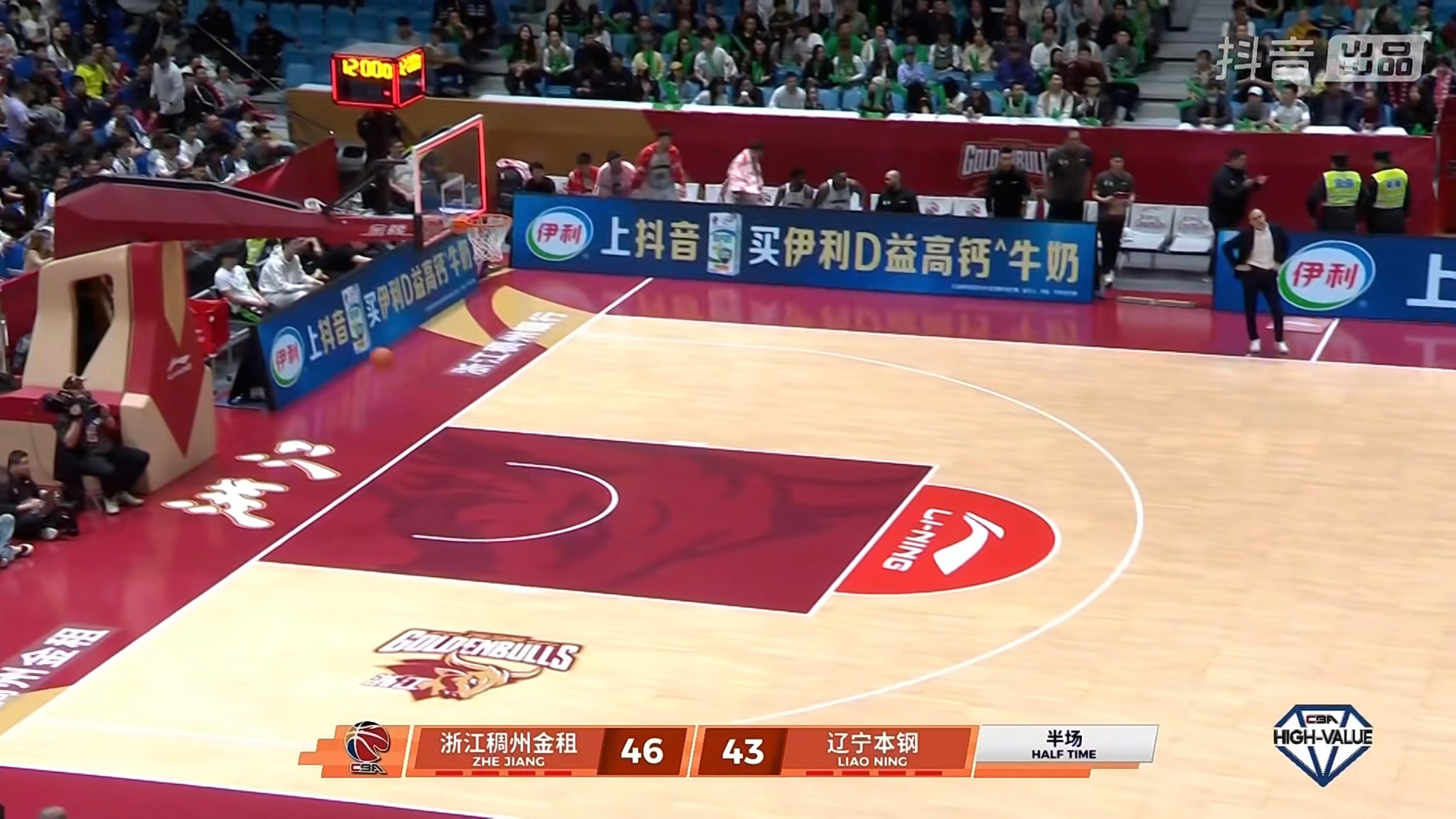 辽宁男篮半场落后3分，整体发挥感觉还行，对面内线双外援顶不住，投手信心就足，三分
