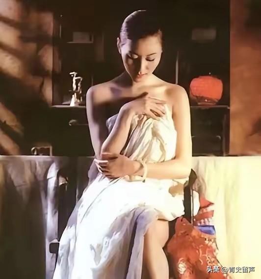 50岁的汤加丽二十四年前她拍了国内第一本实名人体艺术写真集，一夜成名也招来全网骂
