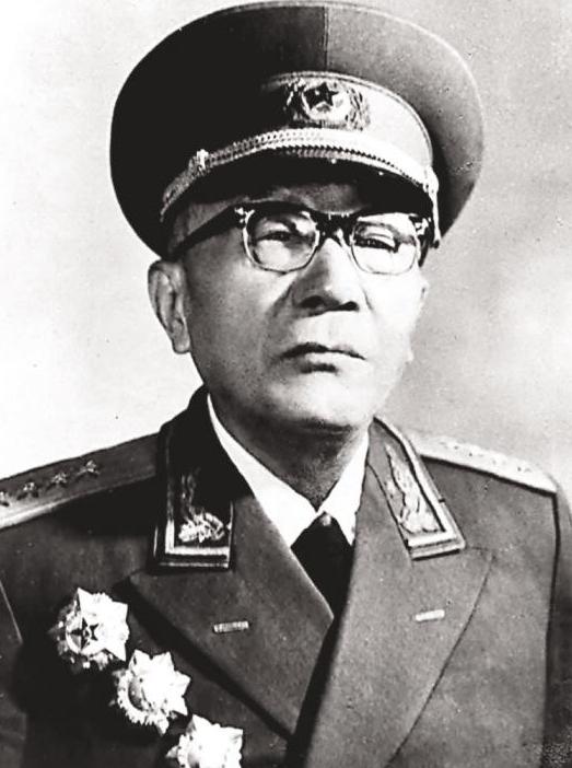 在 1955 年新中国首次授衔的十位大将中，黄克诚是最特殊的一个 —— 高度近视
