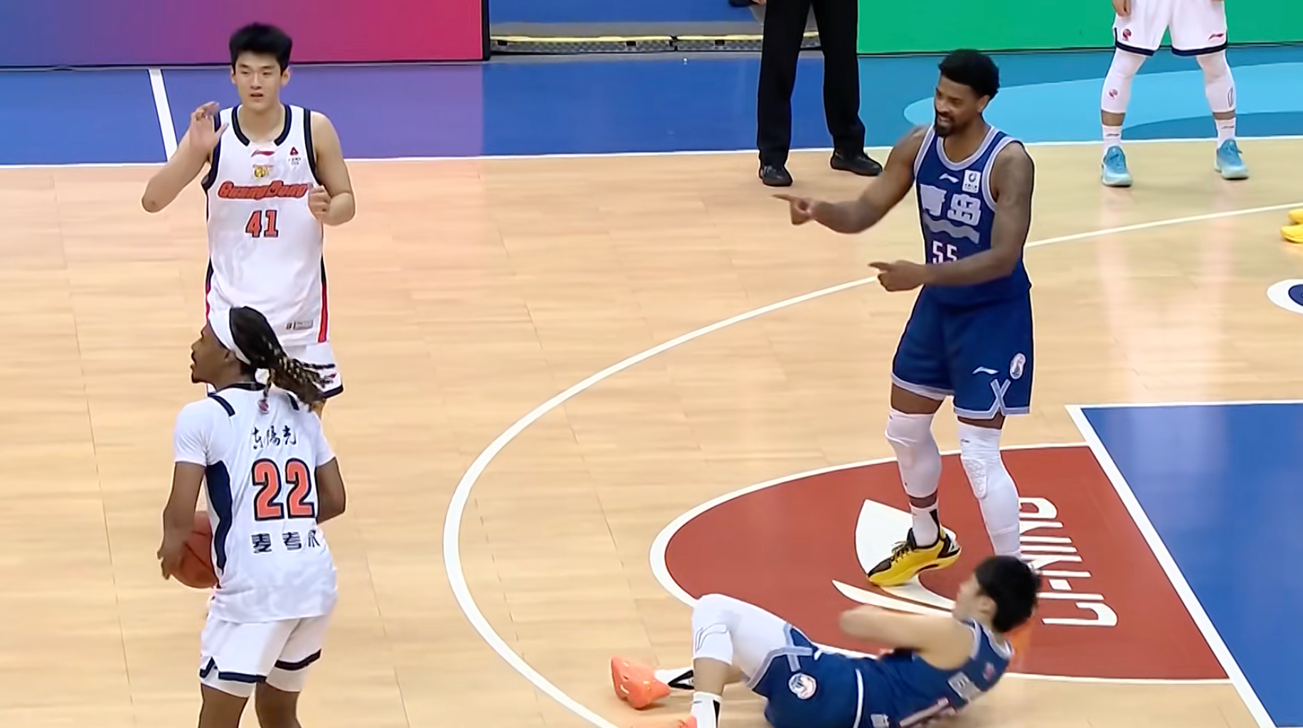 新秀林韦恺连造了麦考尔两个进攻犯规，让他五犯下场了青岛男篮vs广东男篮