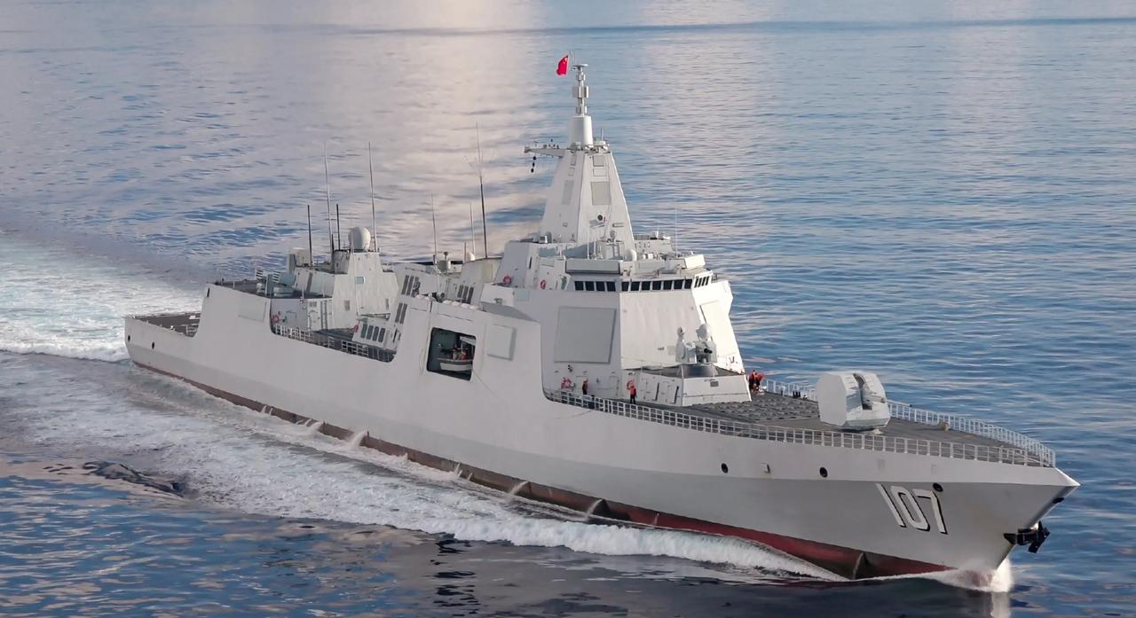 055大驱能不能单挑航母战斗群？答案很现实：如果055大驱和航母战斗群直接对战，