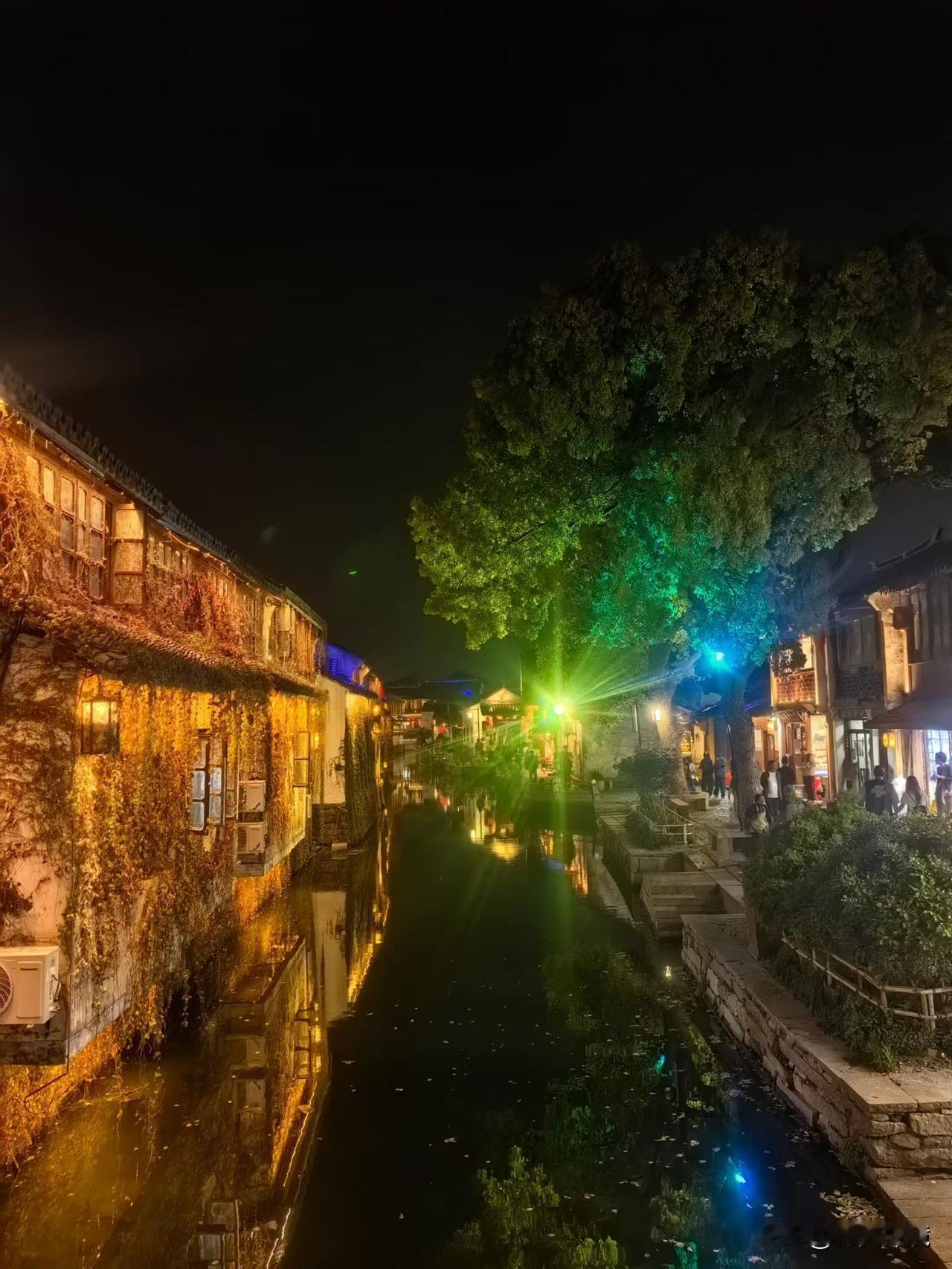 周庄古镇夜景

“上有天堂，下有苏杭。”周庄是苏杭旅游绕不开的景点。

周庄古镇