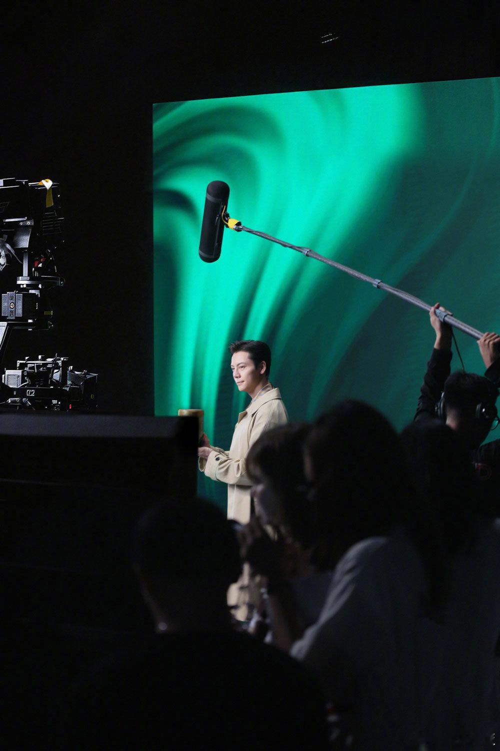 陈伟霆高糊镜头藏不住贵气 路透画面里隐约可见的罐装道具，搭配陈伟霆一身质感穿搭，