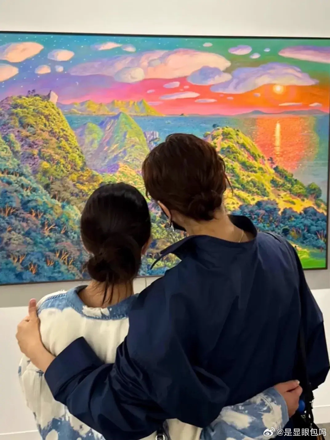 黎姿带女儿看展，母女俩搂腰搭肩似闺蜜，15岁女儿跟妈妈一样高！ 