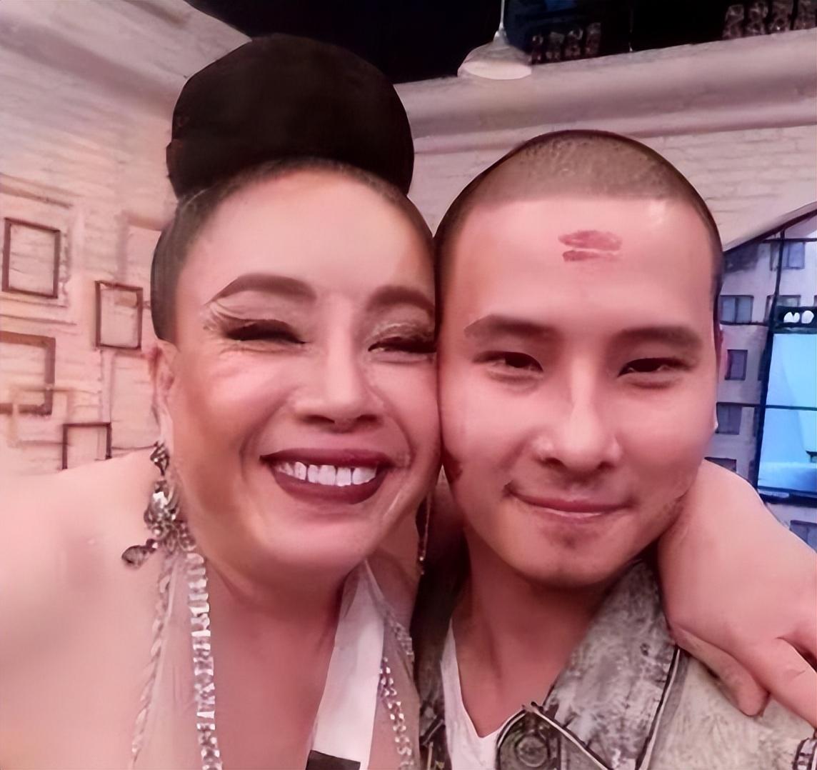 泰国网红富婆莉娜・珍占雅，在直播里公开征婚，直言自己需求极大，未来的丈夫必须能保