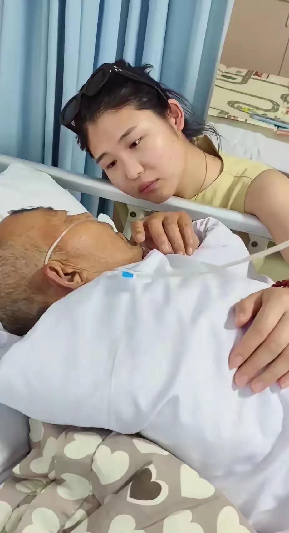 爷爷！孙女辞职了只为照顾你

爷爷快点好起来，
和我一起回家，
有我在，
你不用