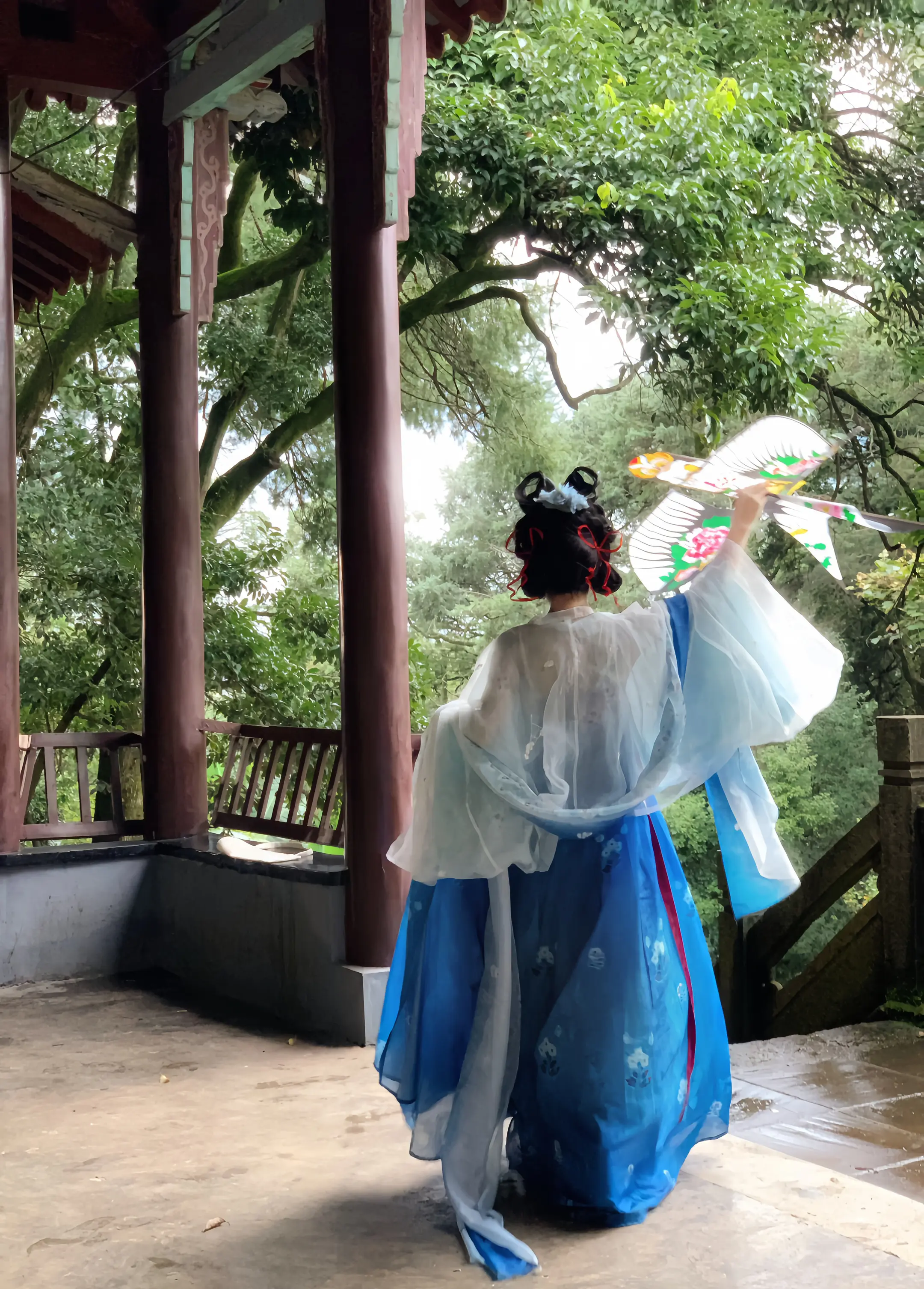 忙趁东风放纸鸢。