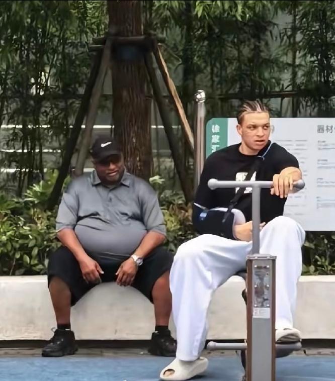 别等了，洛夫顿不会打G3。

很多人像模像样地晒出了洛夫顿已经随队一起到了杭州，