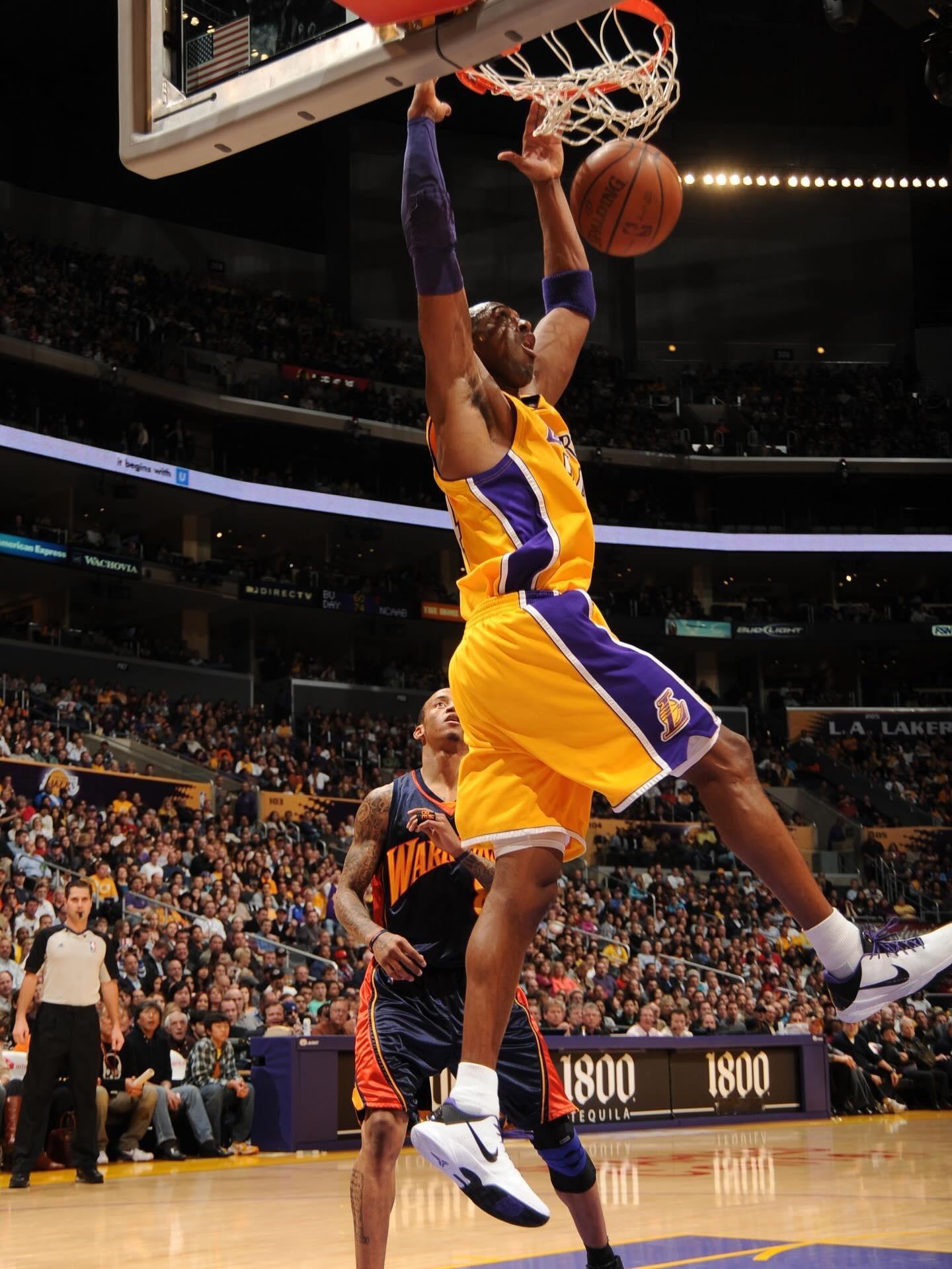 🗓️ 12/29/2009📰 科比 •布莱恩特狂砍44分11次助攻带领洛杉矶