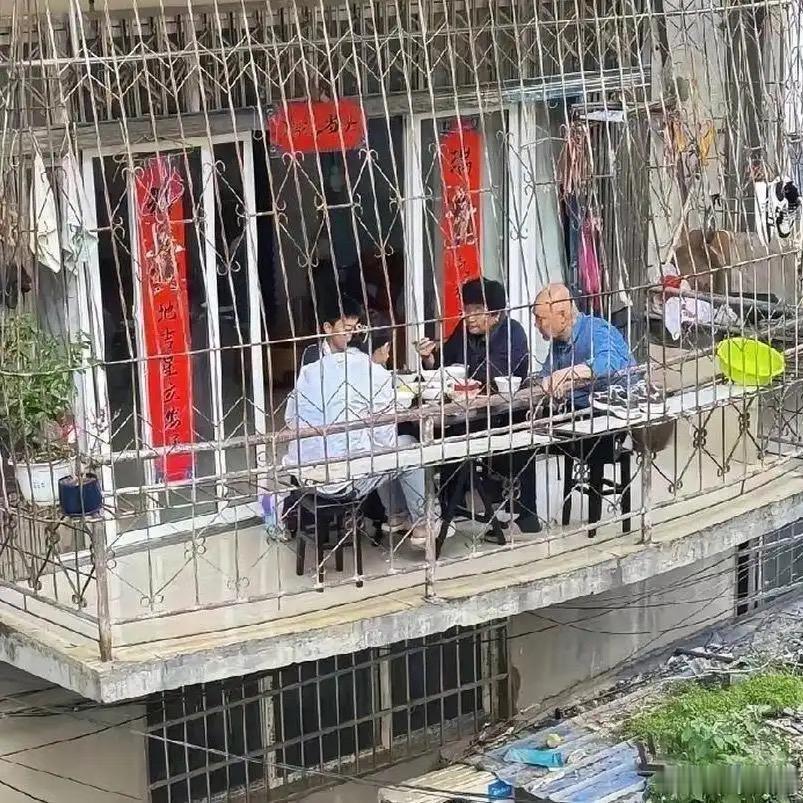 水泥板都压弯了，还能淡然的吃饭 ​​​