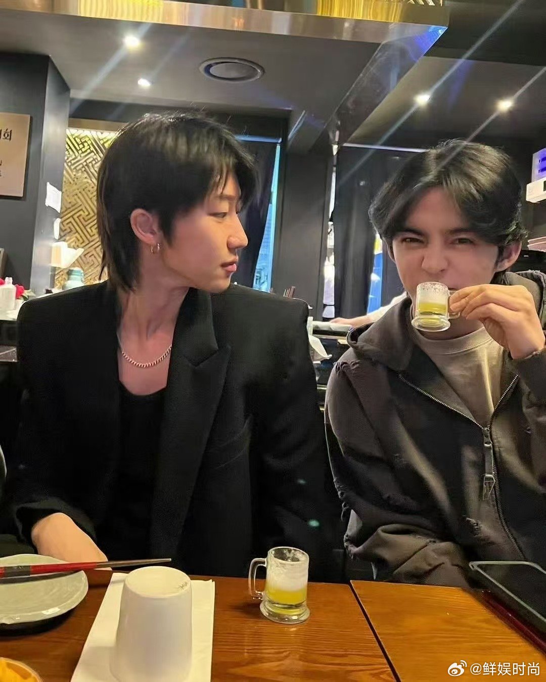 崔胜澈单手抱起徐明浩崔胜澈臂力绝了，轻松单手抱起徐明浩转圈，这男友力谁看了不心动