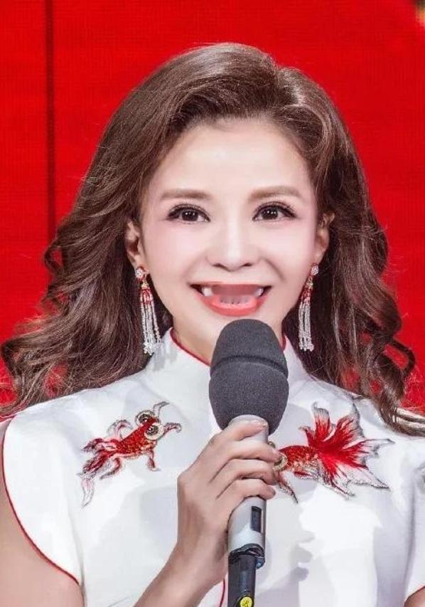 央视发文力荐，52岁朱迅高调官宣新喜讯！从抗癌勇士到舞台常青树，她以坚韧与热爱书