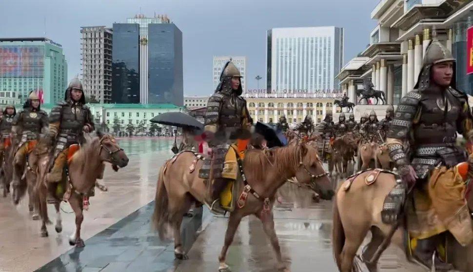 蒙古国那边士兵居然还在保留骑马的习惯？以前在电视剧里见过、按照古代的称呼，他们是