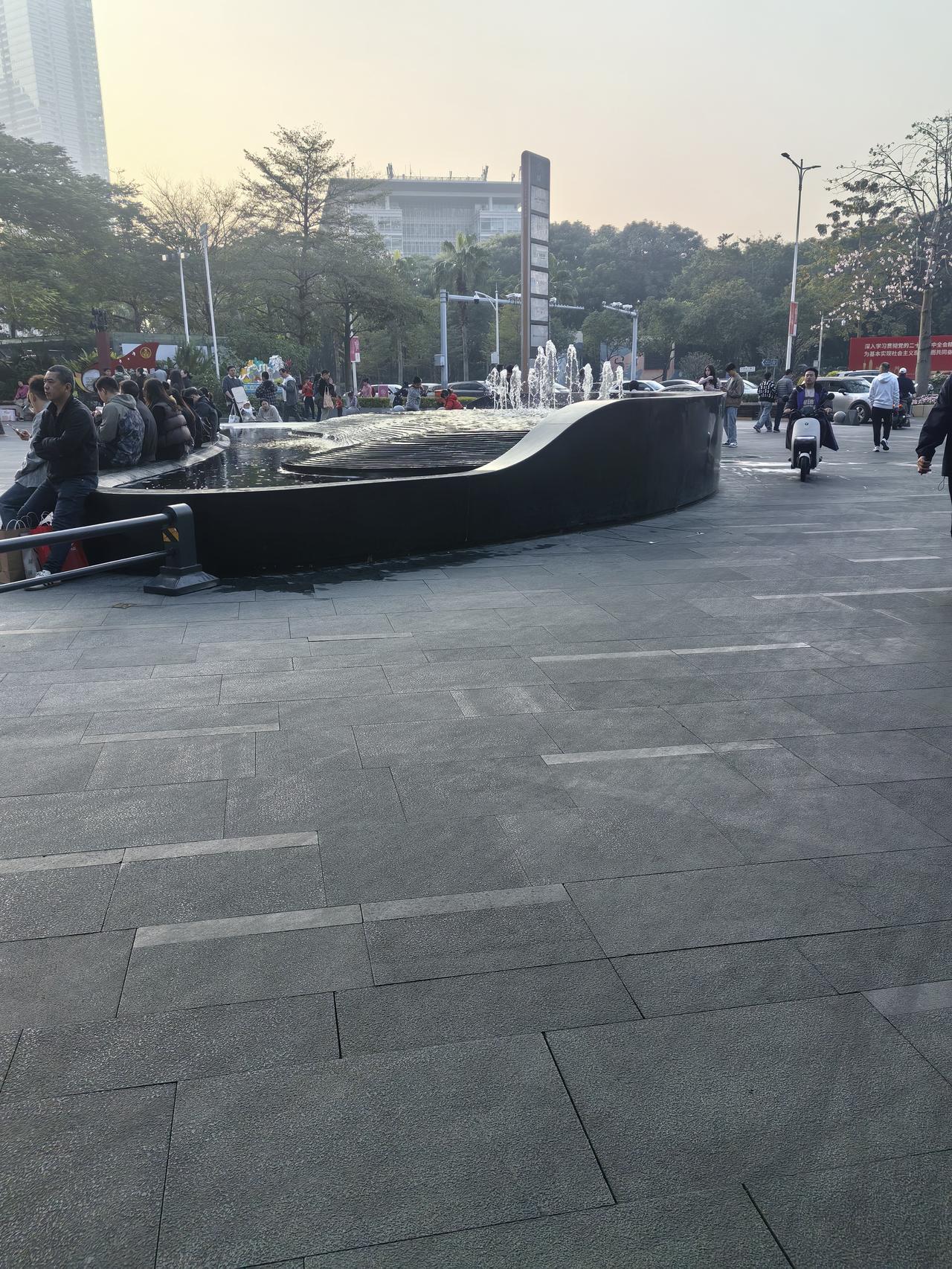 这处“黑飘带”喷泉，藏着打工人的松弛密码
下午六点半，我被公司楼下这道“黑飘带”