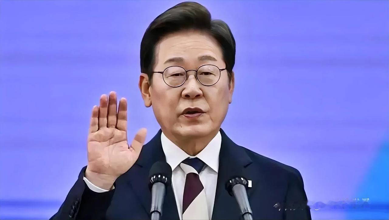 一群人举着标语堵在中国大使馆门前搞反华示威，还炒作“中国干涉韩国大选”的离谱谣言