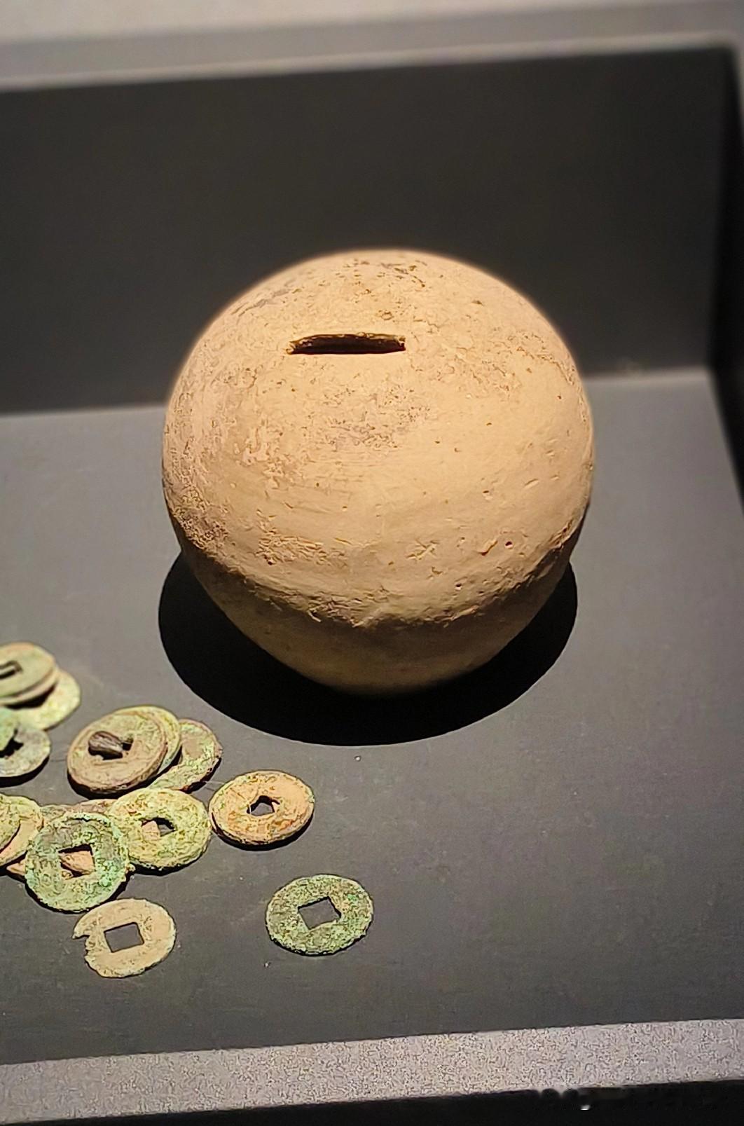 这件收藏于汉魏洛阳故城遗址博物馆内的东汉”陶扑满”，就是中国古代人的“存钱罐”。