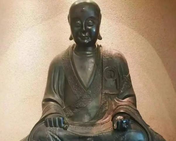 北京一位游客逛民间博物馆，竟然发现展出的铜像和20多年前海南丢失的国宝高度相似。