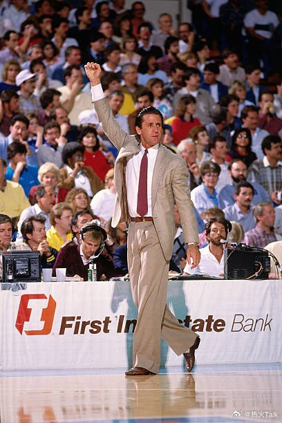 今天是帕特-莱利81岁的生日，“让我们一起祝教父生日快乐吧！”帕特-莱利作为主教