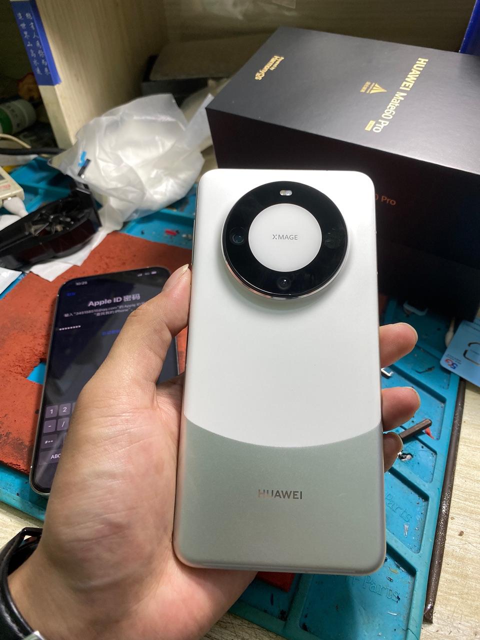 前几天我大学老同学抢到了Mate60 Pro，直接发朋友圈炫耀，结果昨天又果断退