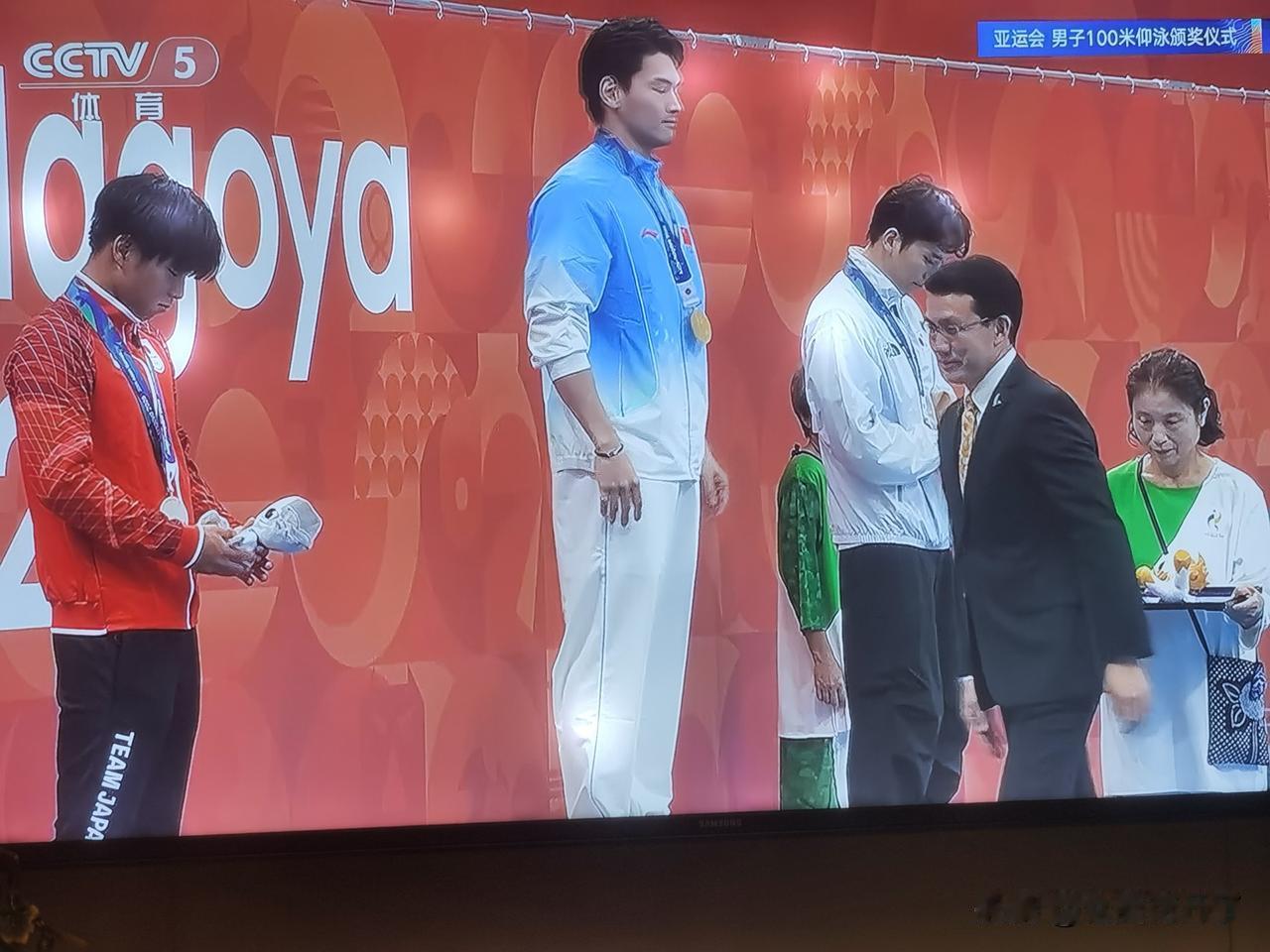真的没有想到，日本老龄化程度竟然严重到了这么一种地步。

男子仰泳100米颁奖仪