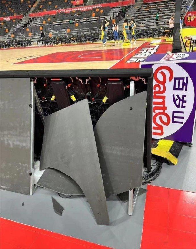 这个广告板都被破坏成这样了，难道不知道被罚钱吗？而且这个是CBA官方罚的，和广东