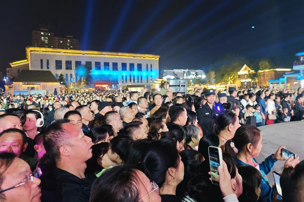 10月25日晚，位于衡阳市回雁峰景区旁的潇湘八景文创广场，人头攒动，热闹非凡。当