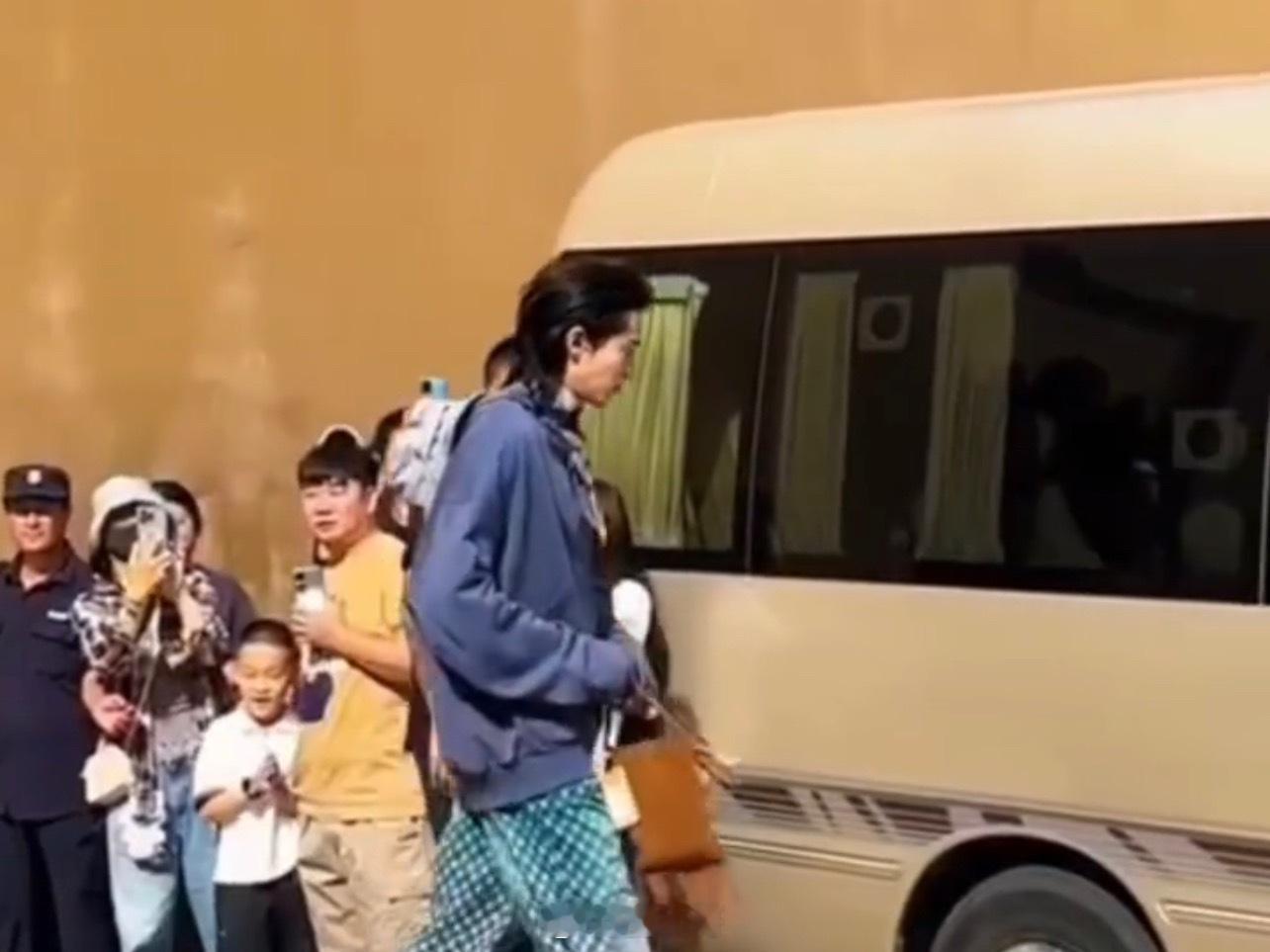王鹤棣咸鱼飞升团综沙漠录制路透 王鹤棣穿的这么帅气，原来是要录制《咸鱼飞升》的团