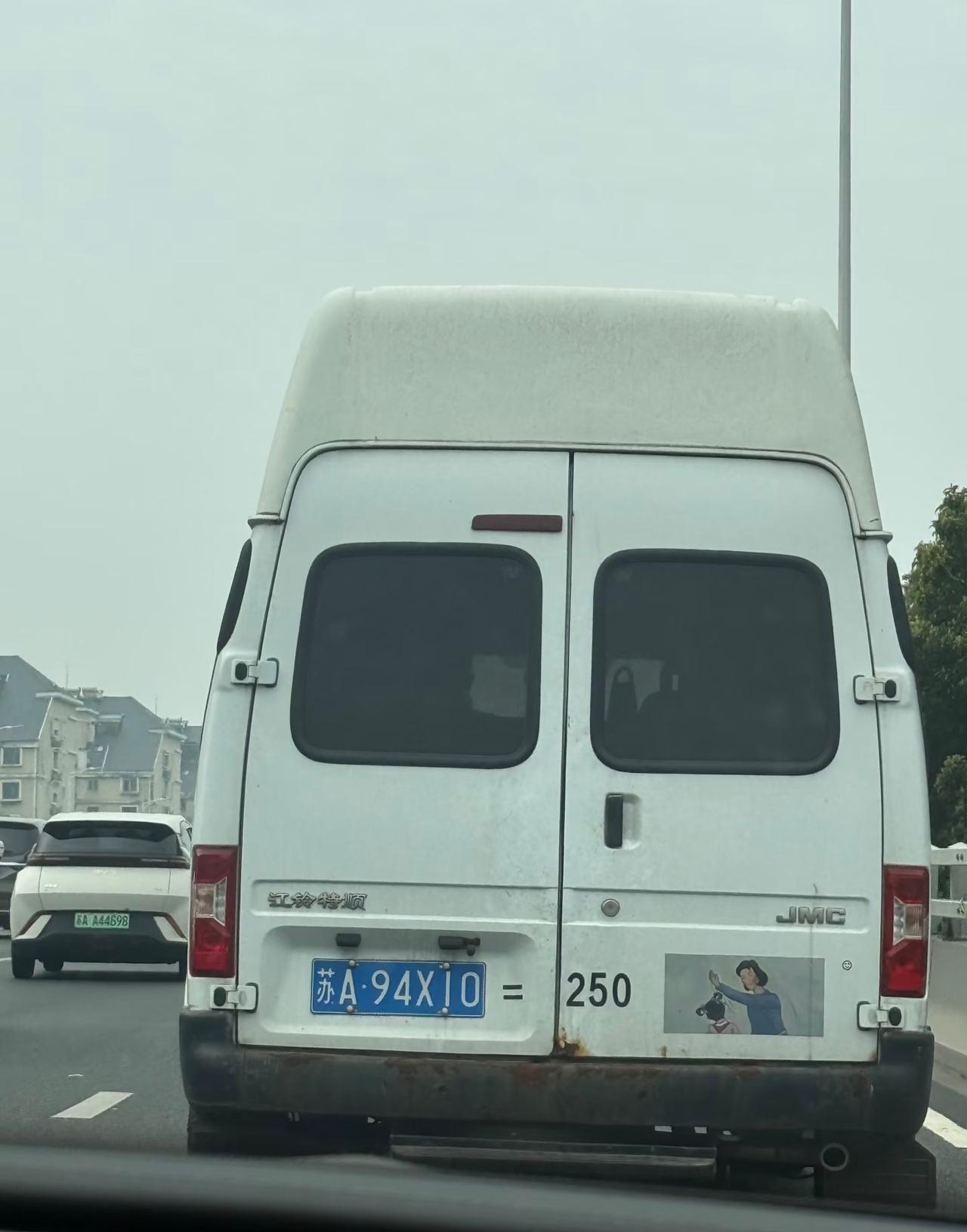 平时开车在路上，
除了能偶遇到些奇葩搞笑的车牌之外，
还有让人忍不住多看两眼，