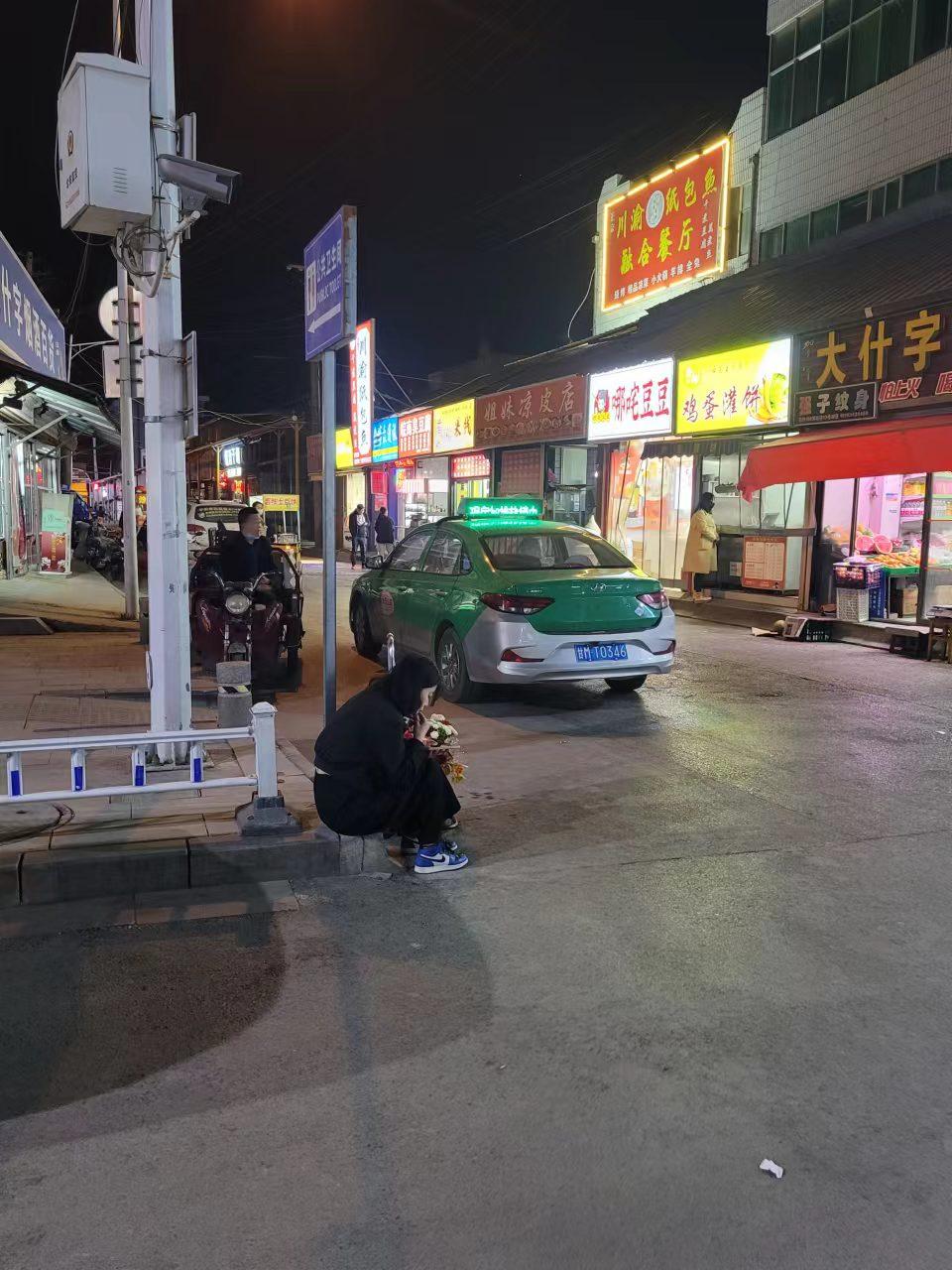 因为吃个西瓜，我险些要离婚了！

下班归来，我喊老公切西瓜。婆婆坚持要自己来，她
