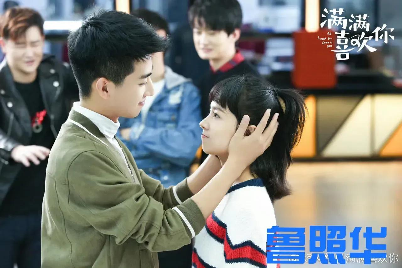 1.肖战在机场被人在手里塞了一封信，然后被他经纪人一把夺过来还给那个人了。
2.