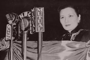 1961年，宋美龄宴会上吸烟，宋美龄吸烟喝酒都会，但是很长寿，106岁，不知道长