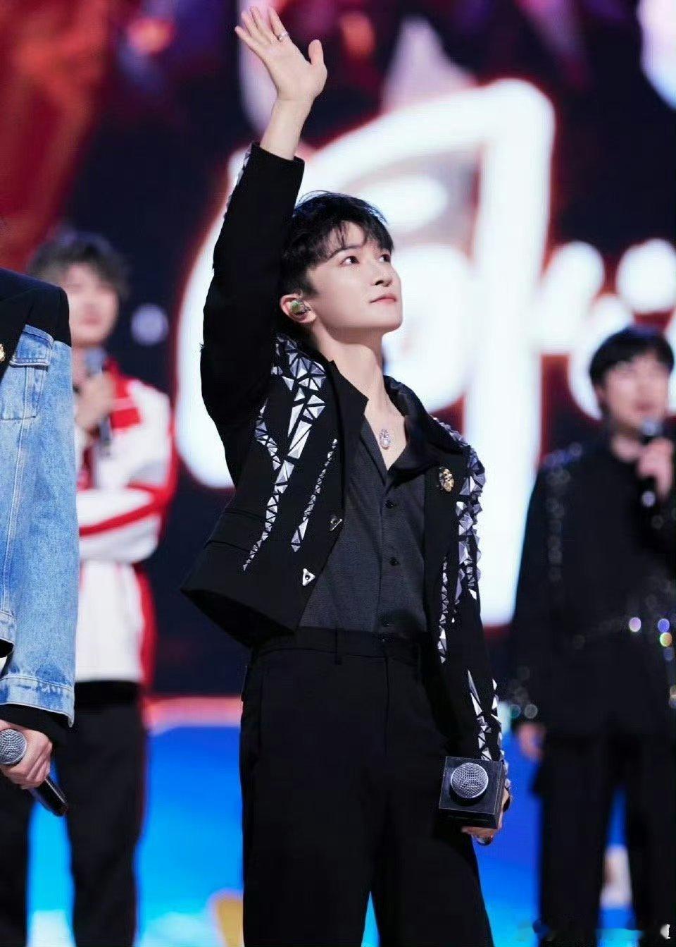 周深定海神针 周深舞台实力太绝！群星合唱中起调、顶高音、控和声全在线，用主持人麦