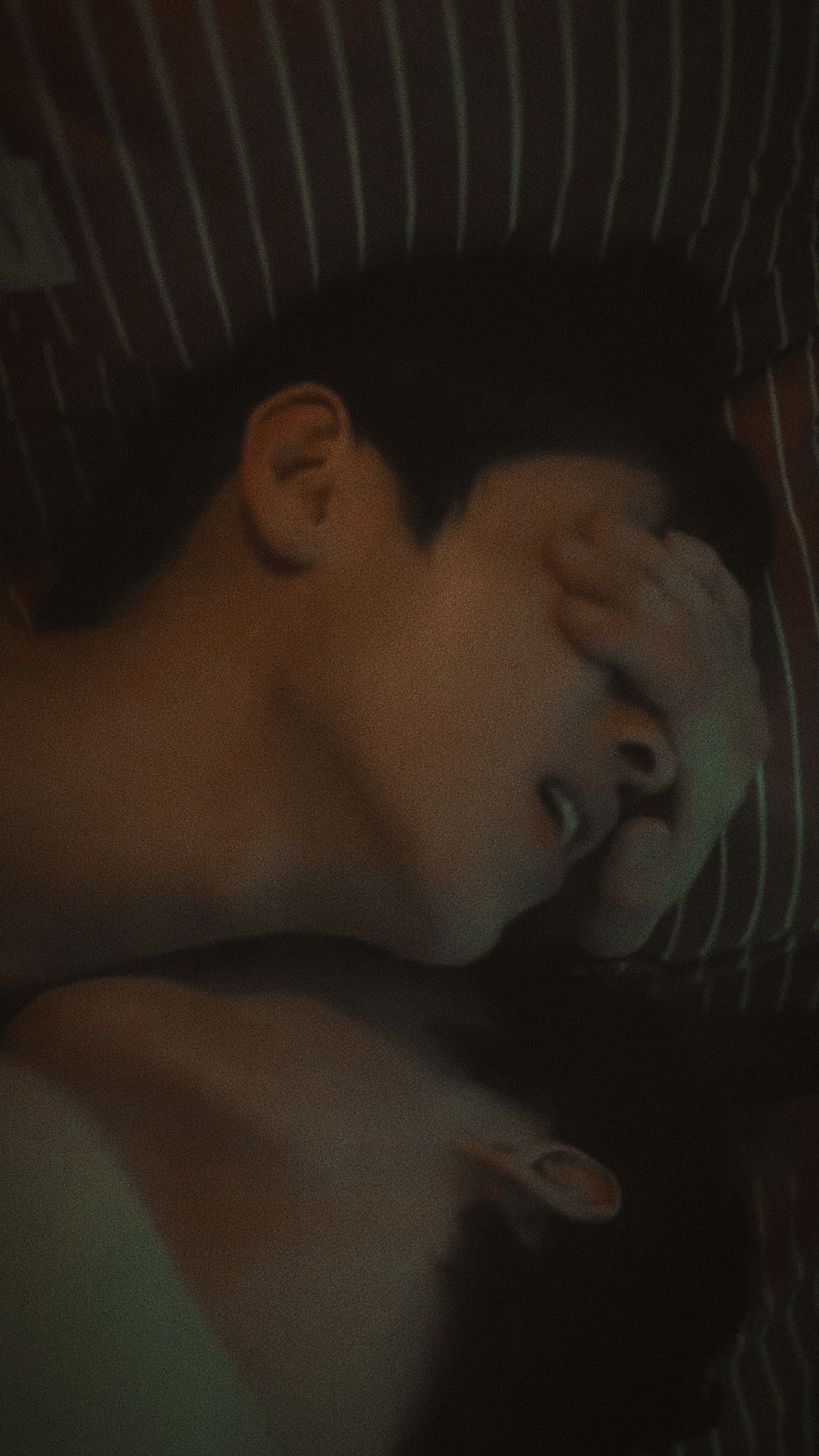 昏暗的- 