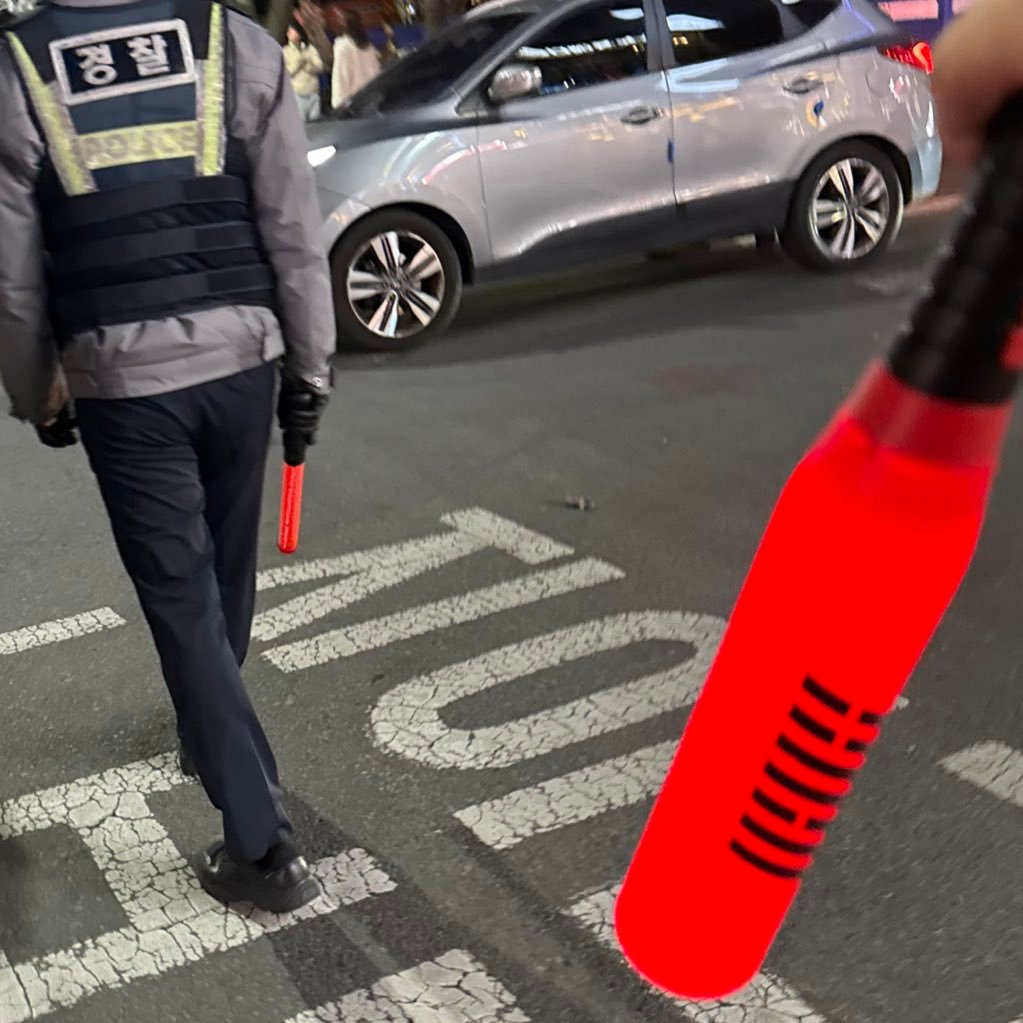 【twi】推1.7w转，拿着iKON应援棒参加游行，被所有警察盯着看 