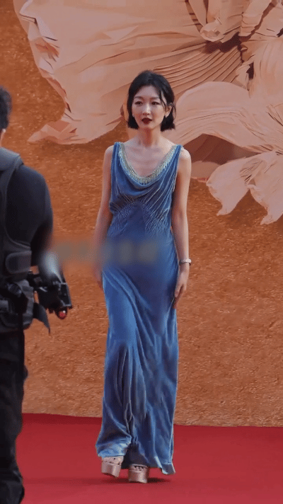 周冬雨，又被吐槽了
 
3月20日晚，周冬雨亮相CMG中国电影盛典，她穿了条自己