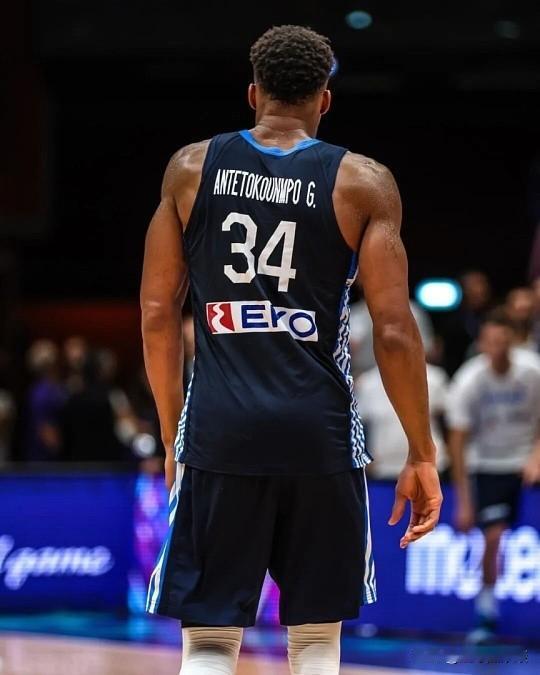 脑洞拉满！NBA球星踢世界杯足球赛，这套首发能直接夺冠？
 
当篮球巨人踏上足球