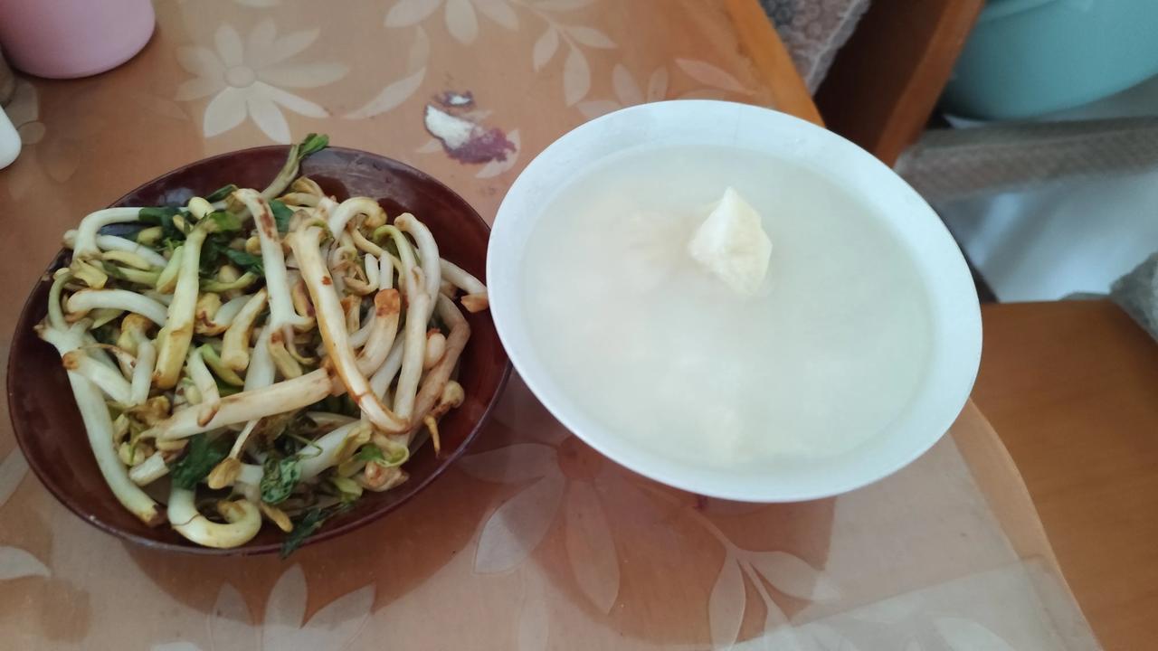 晒图笔记大赛简单的一餐，快乐充实的一天！自己煮的红薯稀饭，爆炒花生芽！分享每日一