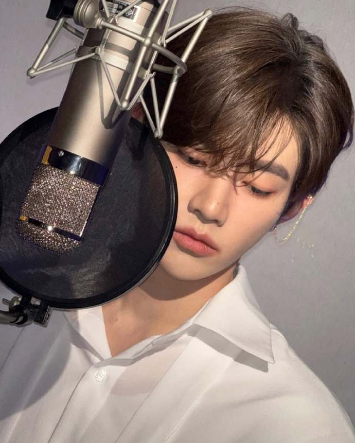录音室里的章昊 章昊录音室18宫格侧拍白衬衫学长清纯白月光✨帅帅的很安心[送花花