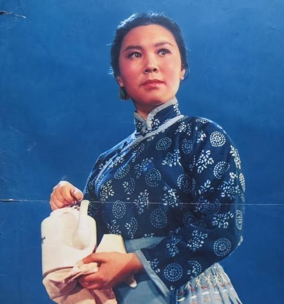 1941年，谭震林被特务拦住盘查。危急时刻，一个挎篮小媳妇走来，指着他骂：“就欠