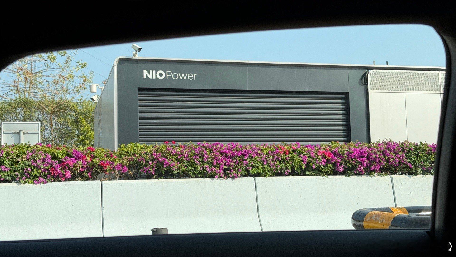 因为我平时不在市区里换电，所以没怎么注意过蔚来的换电站在啥地方。今天经过华快的华