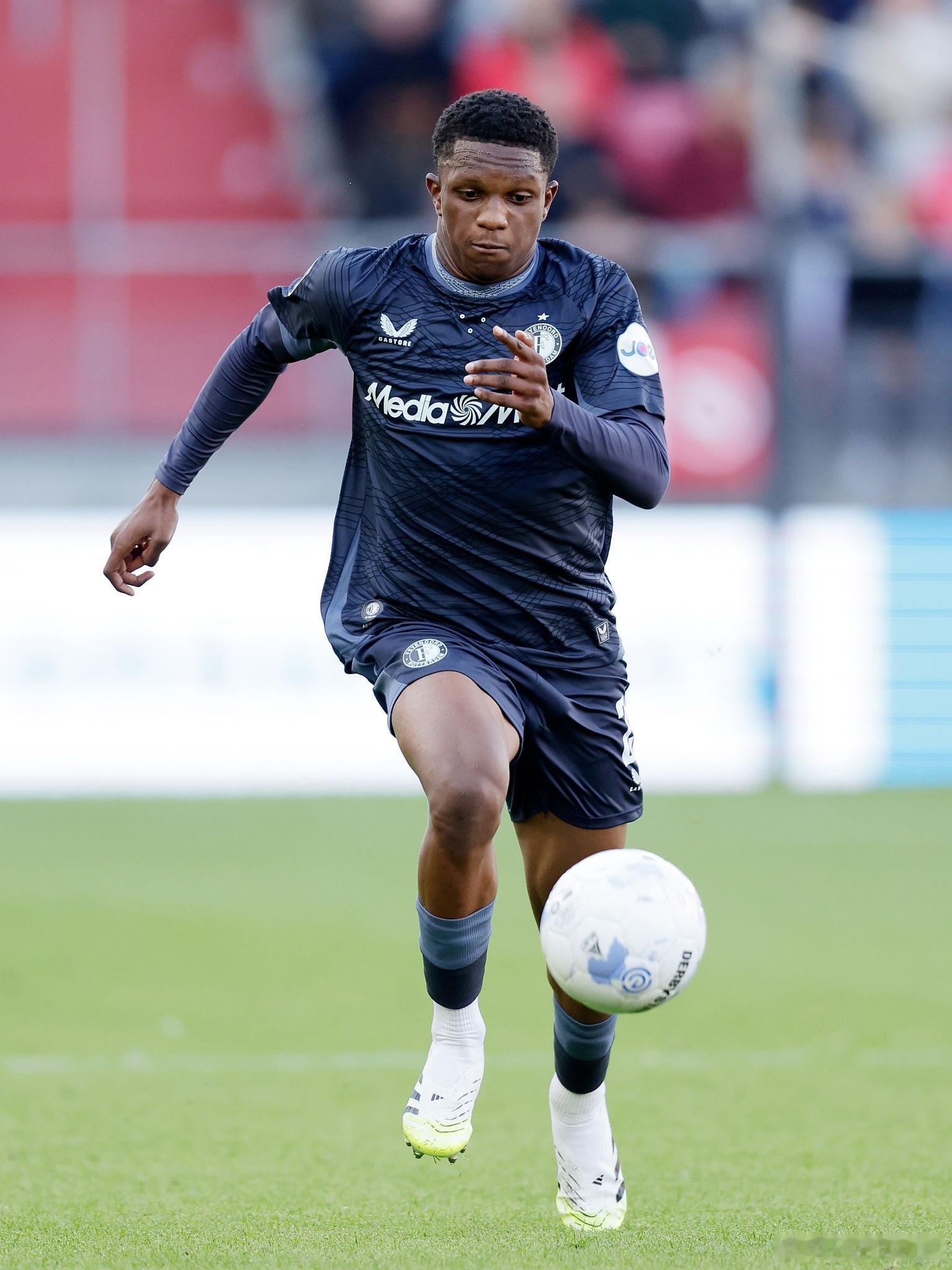 🚨拜仁慕尼黑與曼城都對吉瓦伊羅·里德感興趣。拜仁確實正持續關注並考察里德，這位