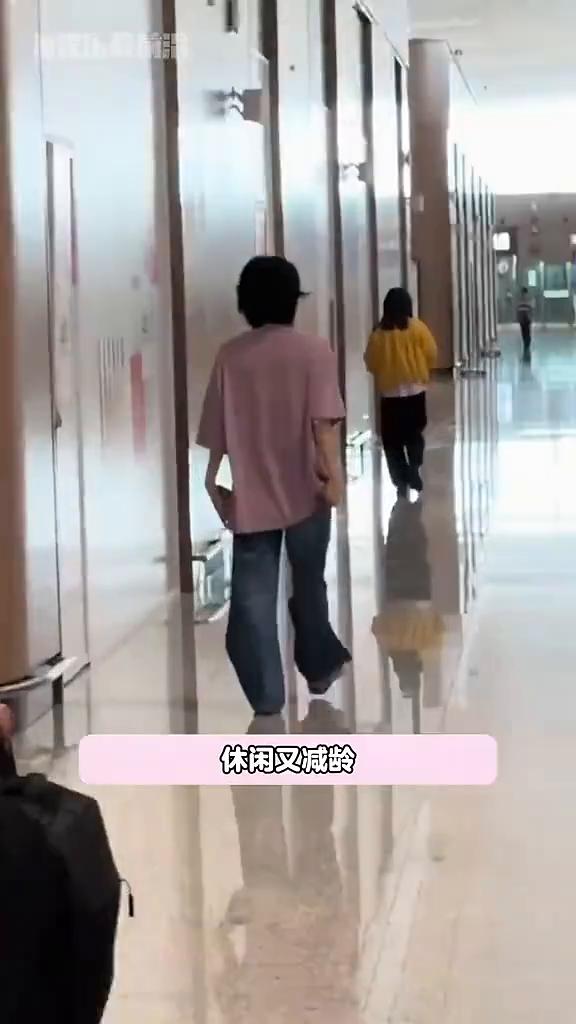王菲谢霆锋在机场十指紧扣，好像热恋中的小情侣。谢霆锋西安演唱会结束后和王菲一起回