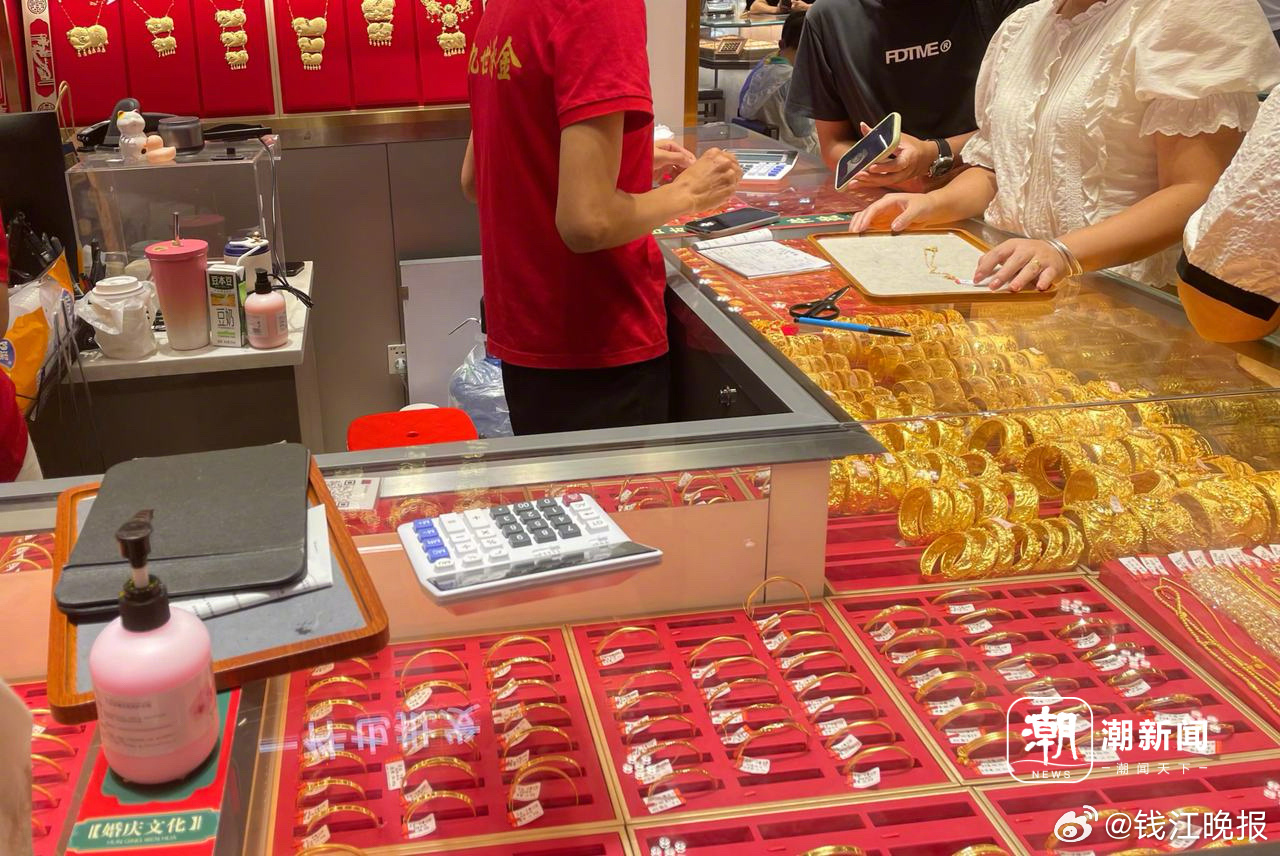#金价#【#多家银行下调积存金利率#】金价一路“狂飙”带动银行积存金业务调整。招