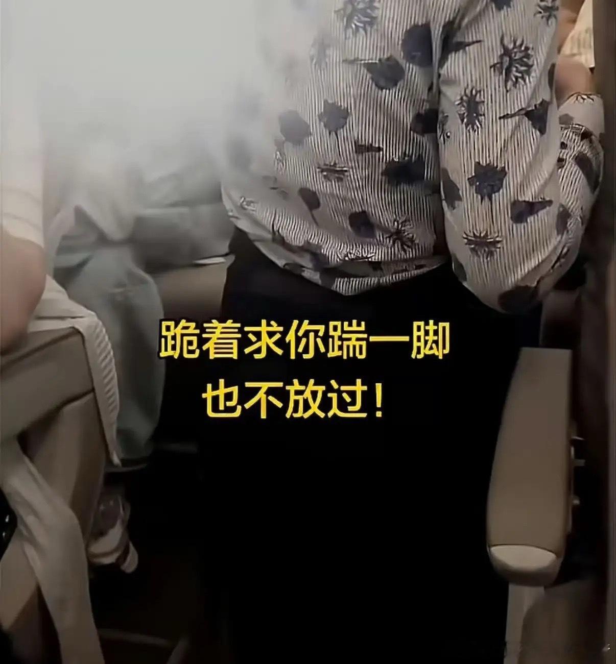 干服务行业的人，天天赔笑脸，赔出去的不是尊严，是把麻烦化掉的本事。碰上讲理的，一