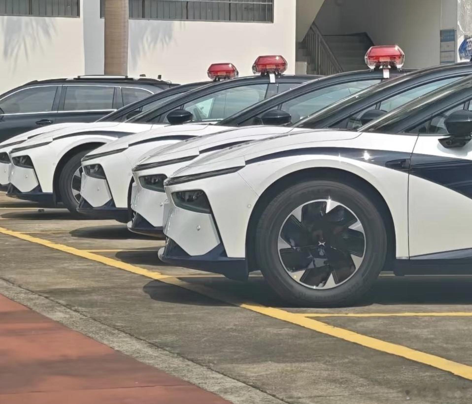 我记得最早小鹏作为警车是在肇庆那会儿的小鹏G3，但是因为小鹏肇庆工厂落地这次是小