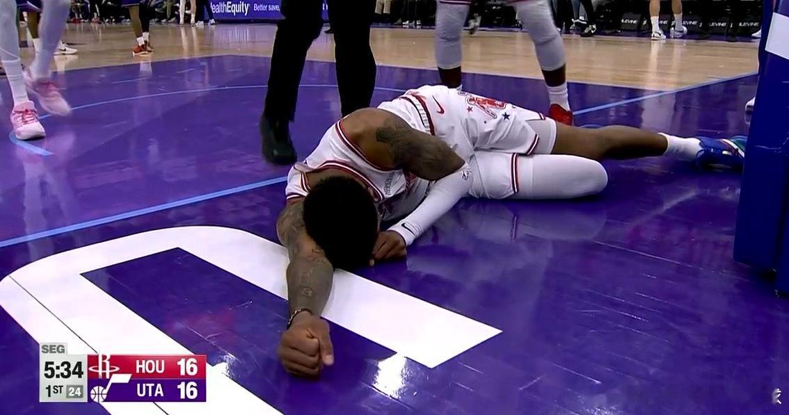 贾巴里追防乔治，空中对抗后痛苦倒地！！！！保佑不要有事火箭vs爵士休斯顿火箭休斯