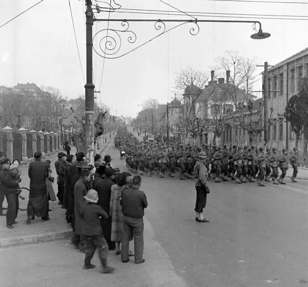 这组老照片拍摄于1945年日本投降后，美国海军陆战队以协助国民政府接收日占区为借