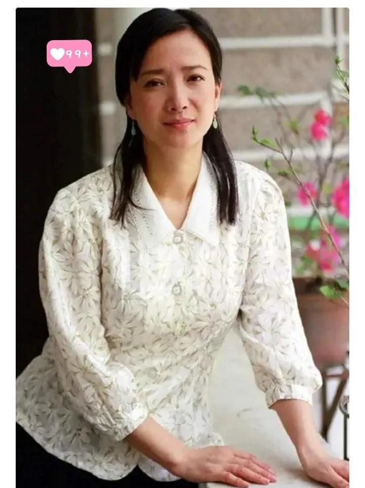 她当年在酒桌上端起酒杯，没敬酒，直接泼了对方一脸白酒。
那是90年代初，某个剧组