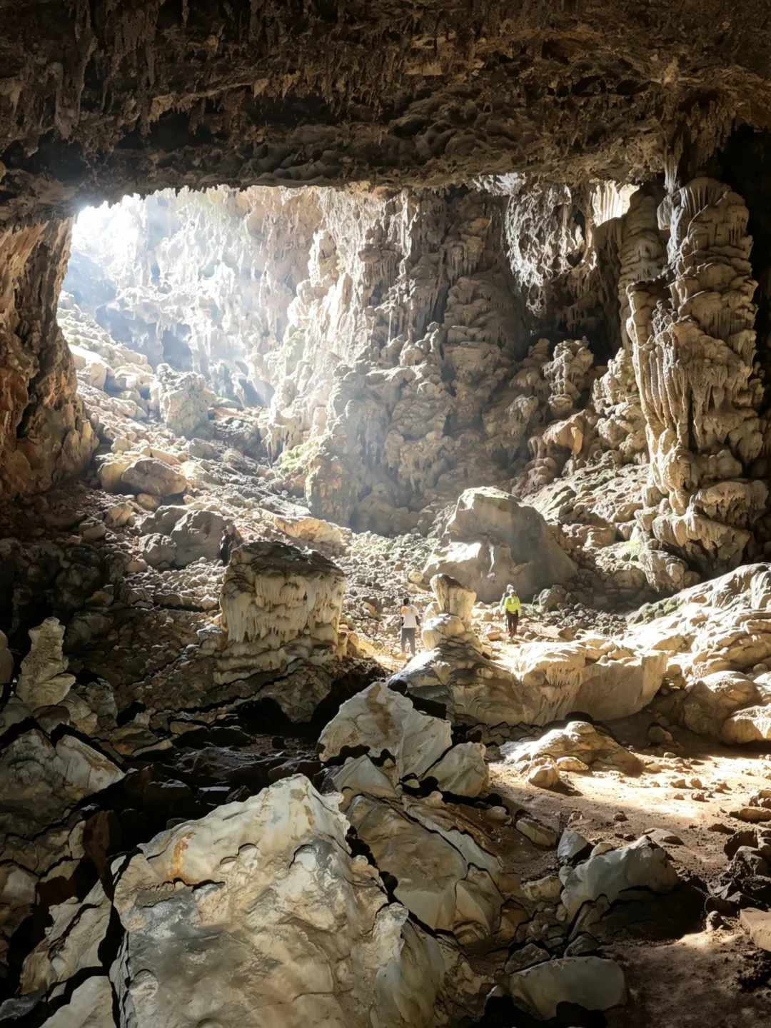 🔦溶洞探险记：在燕子岩，解锁地心奇观